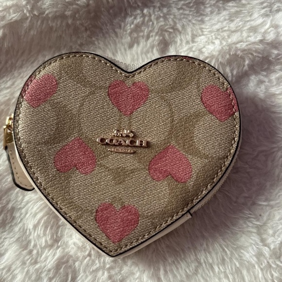 Coach Heart Coin Case In Signature Canvas With Heart Print CP480 - Picture 1 of 2